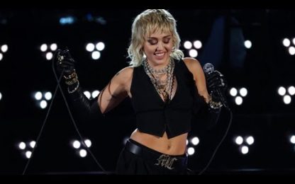 Miley Cyrus Cancels  Festival Appearance After Plane Struck by Lightning