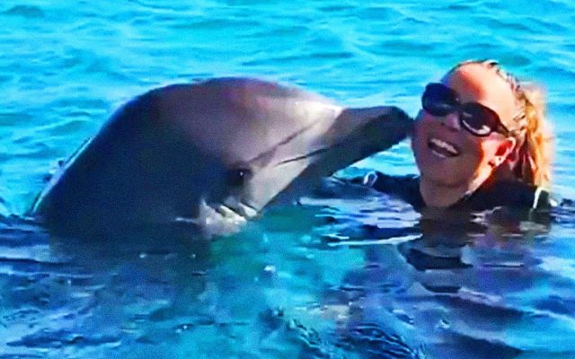 This Video Of Mariah Carey Communicating With A Dolphin Has Gone Viral