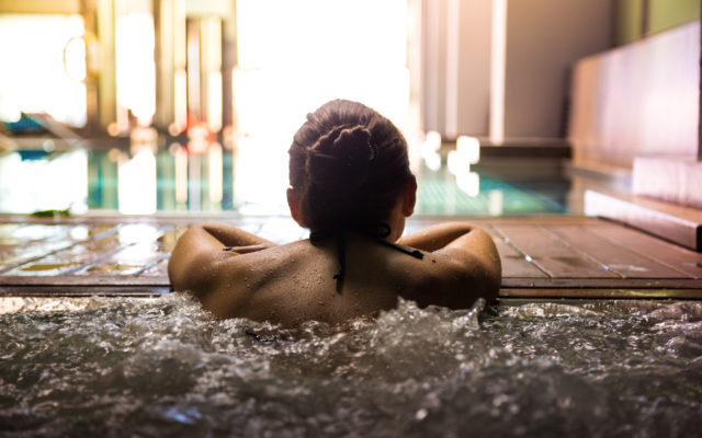 This App Will Let You Rent a Hot Tub or Heated Pool Nearby This Winter