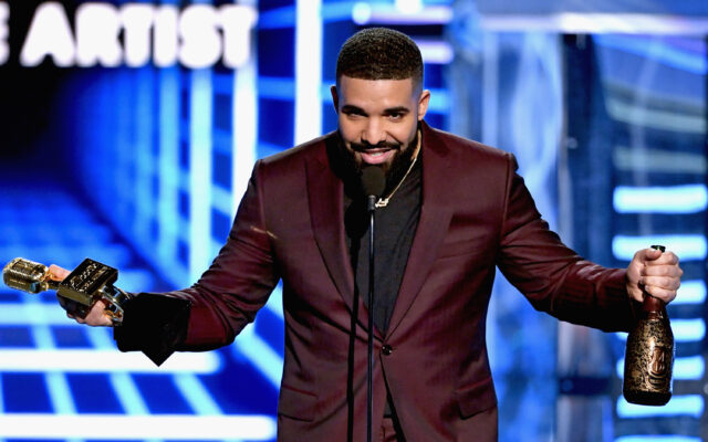 Drake Handed Out Cash for Christmas